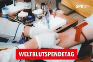 Auf dem Bild zu sehen ist eine Blutspende in Nahaufnahme.